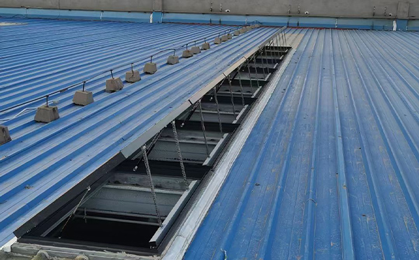 某城市大型商业综合体中庭甘谷排烟窗工程